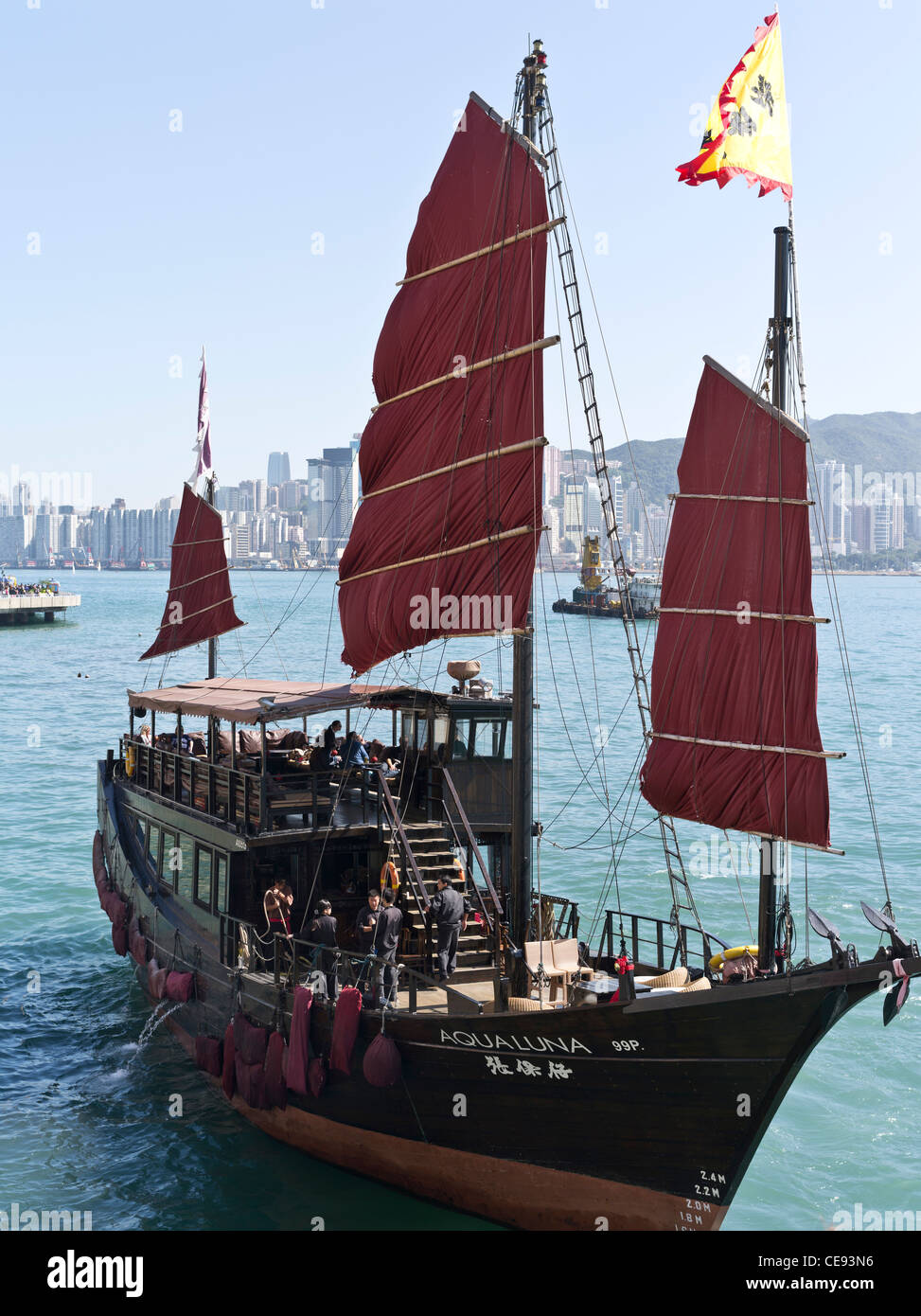 dh Aqua Luna VICTORIA HARBOUR HONG KONG HARBOUR, spazzatura turistica red sails barca vela cinese spazzatura Foto Stock