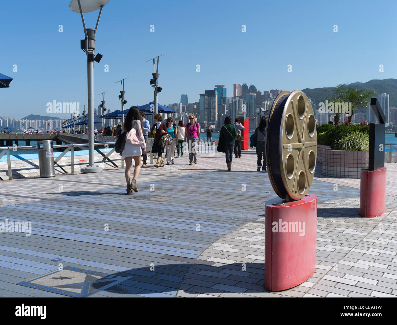 dh Avenue of Stars TSIM SHA TSUI HONG KONG persone passeggiata sul lungomare di kowloon fronte mare Foto Stock