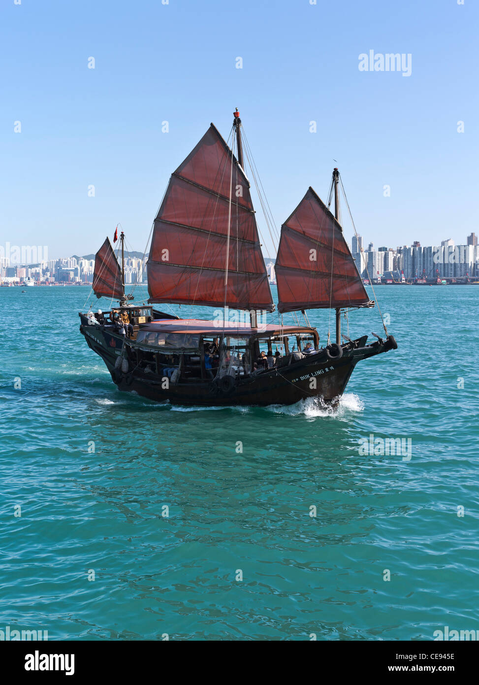 dh Duk Ling Junk HONG KONG HARBOUR HONG KONG Tourist roba di rifiuto della vela rossa cina porto barca vela tradizionale junkboat crociera cinese nave vele Foto Stock