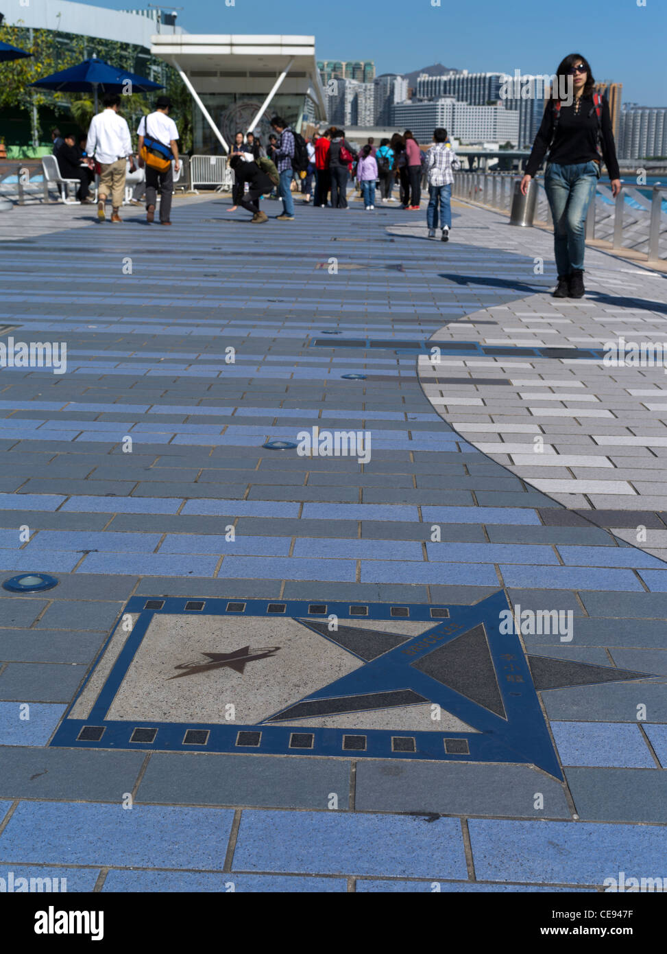 dh Avenue of Stars TSIM SHA TSUI HONG KONG Bruce Lee star Plaque Kowloon lungomare passeggiata persone Foto Stock