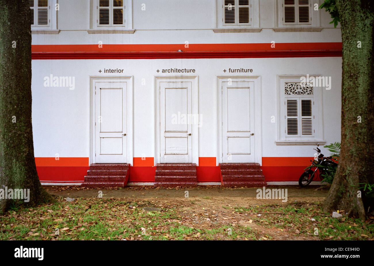 Portali in un edificio a Singapore nel sud-est asiatico in Estremo Oriente. Foto Stock
