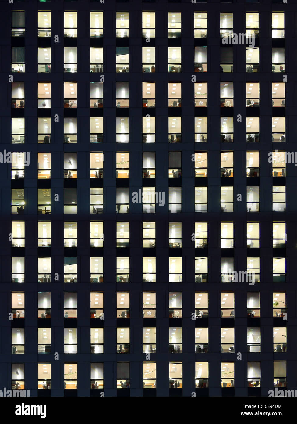 Ufficio edificio esterno in tarda serata con luci interne sul Foto Stock