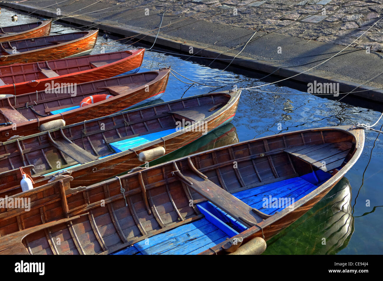 Barche in legno del vecchio porto di Cannobio, Piemonte, Italia Foto Stock