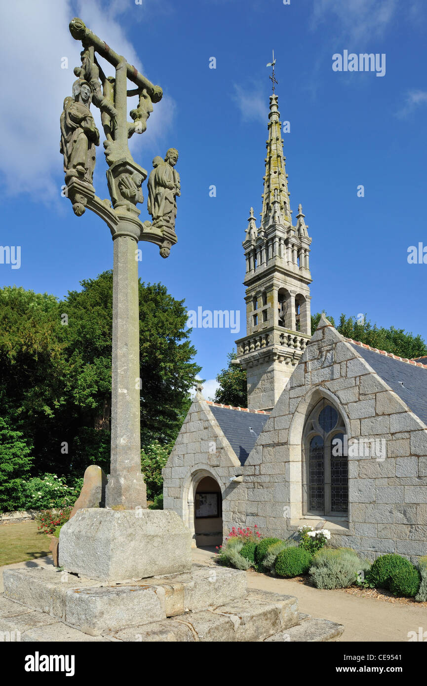 Il Calvario con il crocifisso e la chiesa a Saint-Méen, Finistère Bretagna, Francia Foto Stock