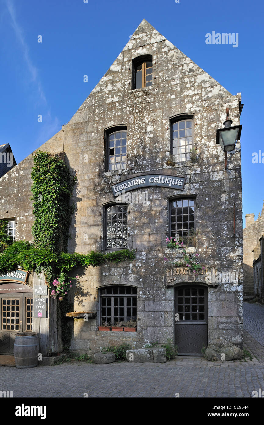 Facciata della pittoresca casa di villaggio Locronan, Finistère Bretagna, Francia Foto Stock