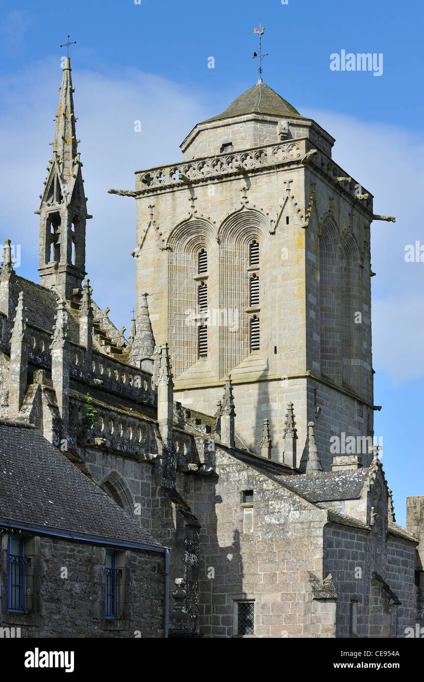 Torre di San Ronan chiesa a Locronan, Finistère Bretagna, Francia Foto Stock