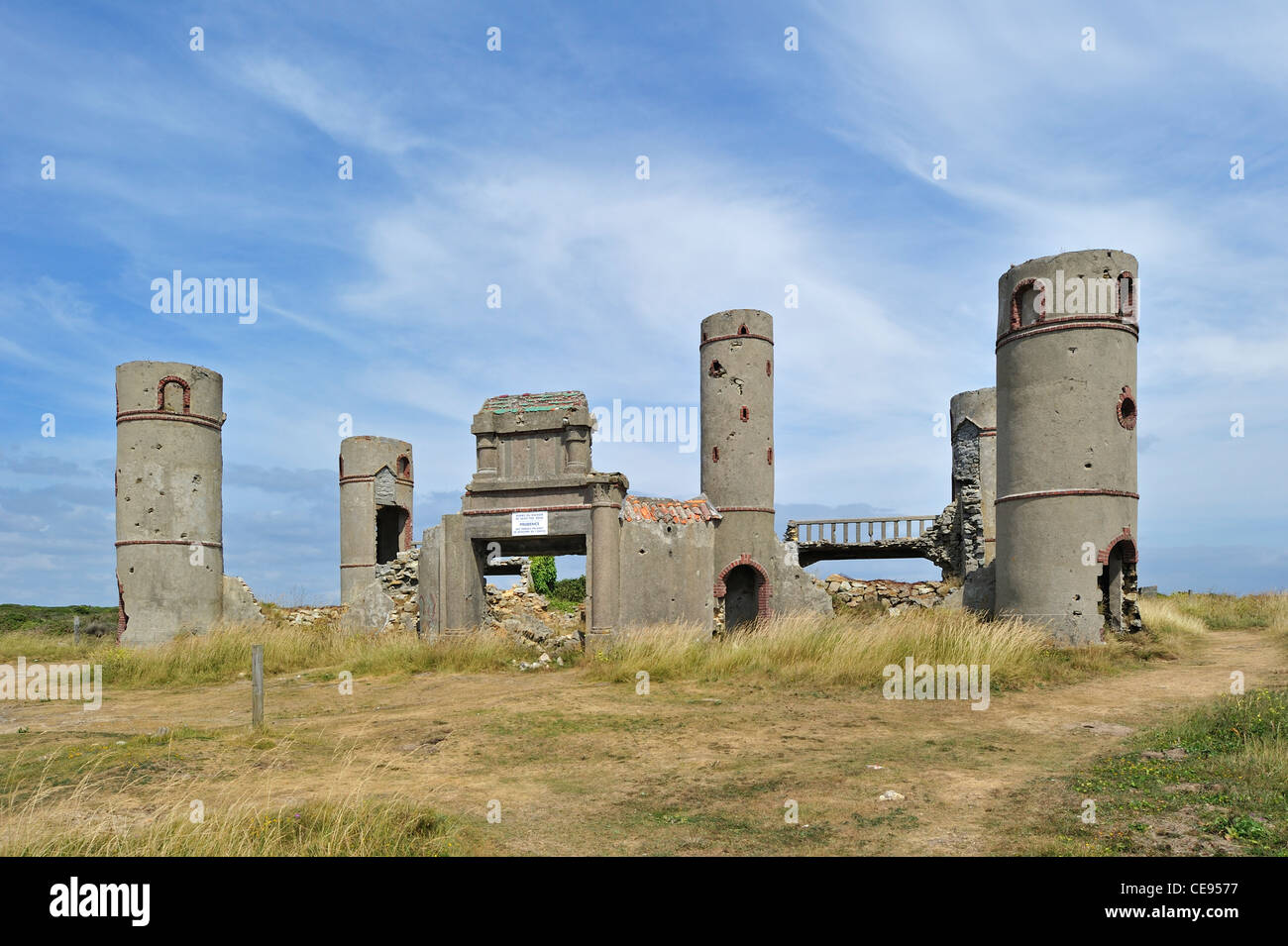 Rovine del Manoir de Coecilian del poeta francese Saint-Pol-Roux / Paul-Pierre Roux in Camaret-sur-Mer, Bretagna Francia Foto Stock