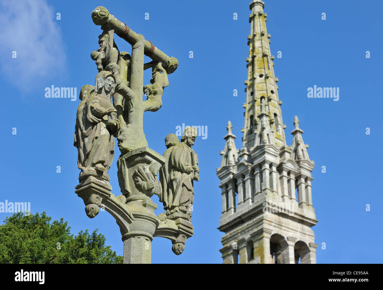 Il Calvario e il campanile di una chiesa a Saint-Méen, Finistère Bretagna, Francia Foto Stock