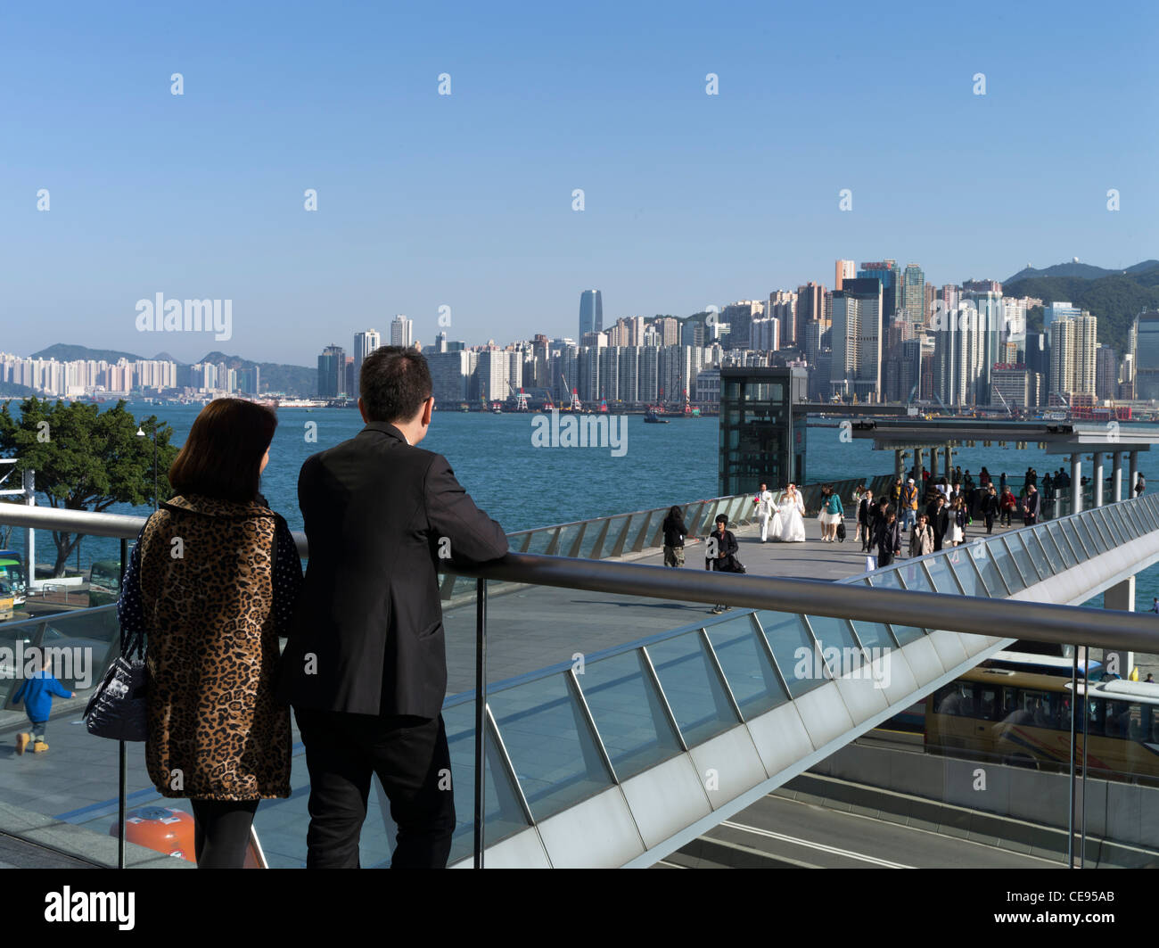 dh TSIM SHA TSUI EAST HONG KONG Coppia cinese cercando Lungomare Podium kowloon persone lungomare lungomare lungomare Foto Stock