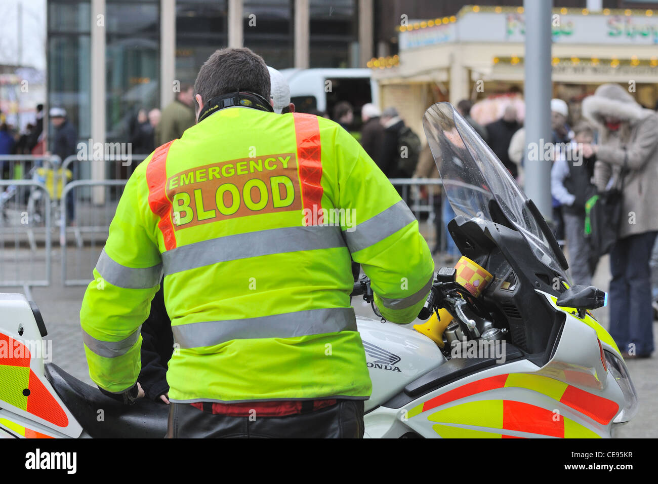 Motocicletta di emergenza con corriere del sangue in livrea gialla ad alta visibilità nel Regno Unito Foto Stock
