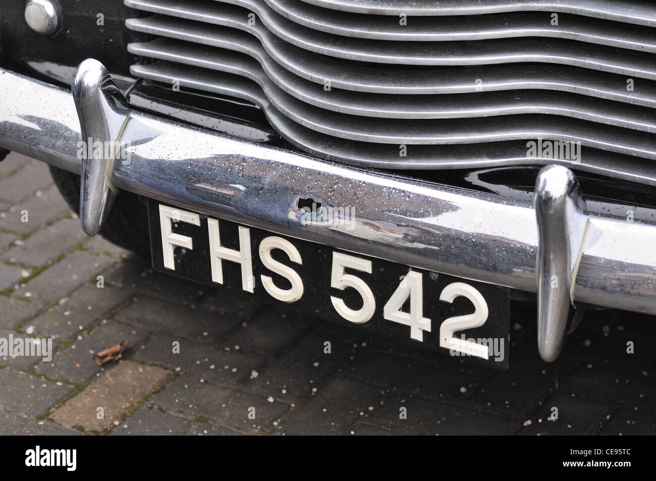 Vecchio British Classic Car anteriore paraurti cromato e in bianco e nero numero di targa. Foto Stock