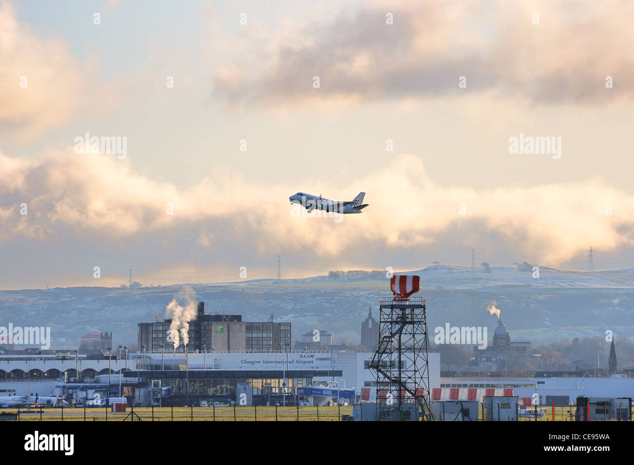 Un volo da jet partono dall'aeroporto internazionale di Glasgow in un freddo giorno di sole Foto Stock