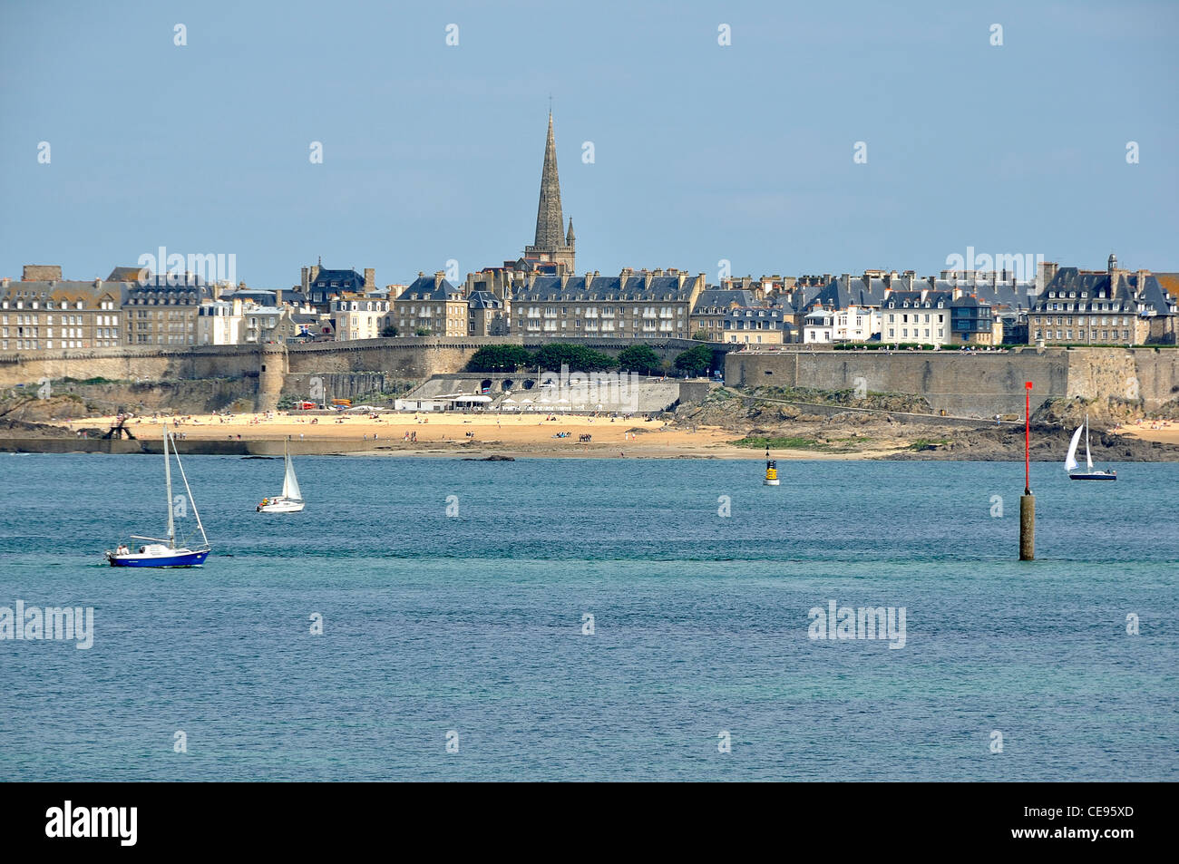 Una vista di St Malo intra-muros da Dinard (Brittany, Francia). Foto Stock