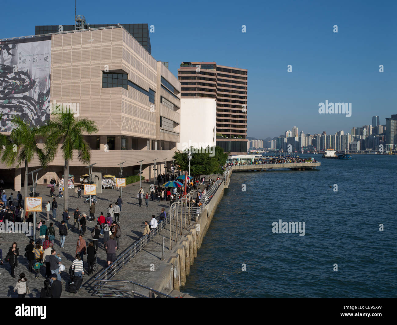 dh TSIM SHA TSUI HONG KONG Porto di Hong Kong persone sul lungomare di kowloon Foto Stock