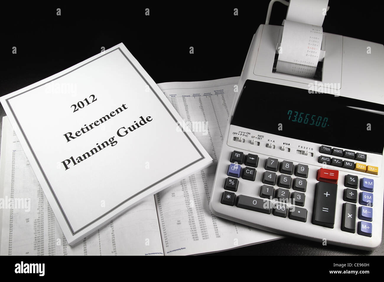 Un 2012 pianificazione previdenza guida vicino a una calcolatrice. Foto Stock