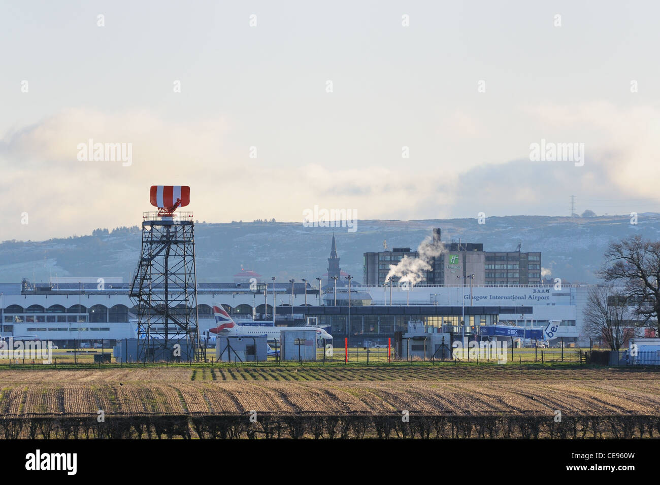 Il radar domina la vista di Glasgow International Airport su un soleggiato inverni giorno Foto Stock