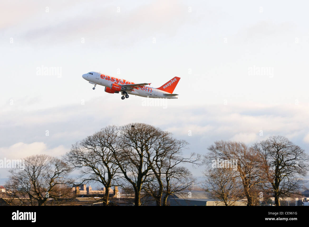 L'aereo easyJet parte dall'aeroporto internazionale di Glasgow, Scozia, Regno Unito Foto Stock