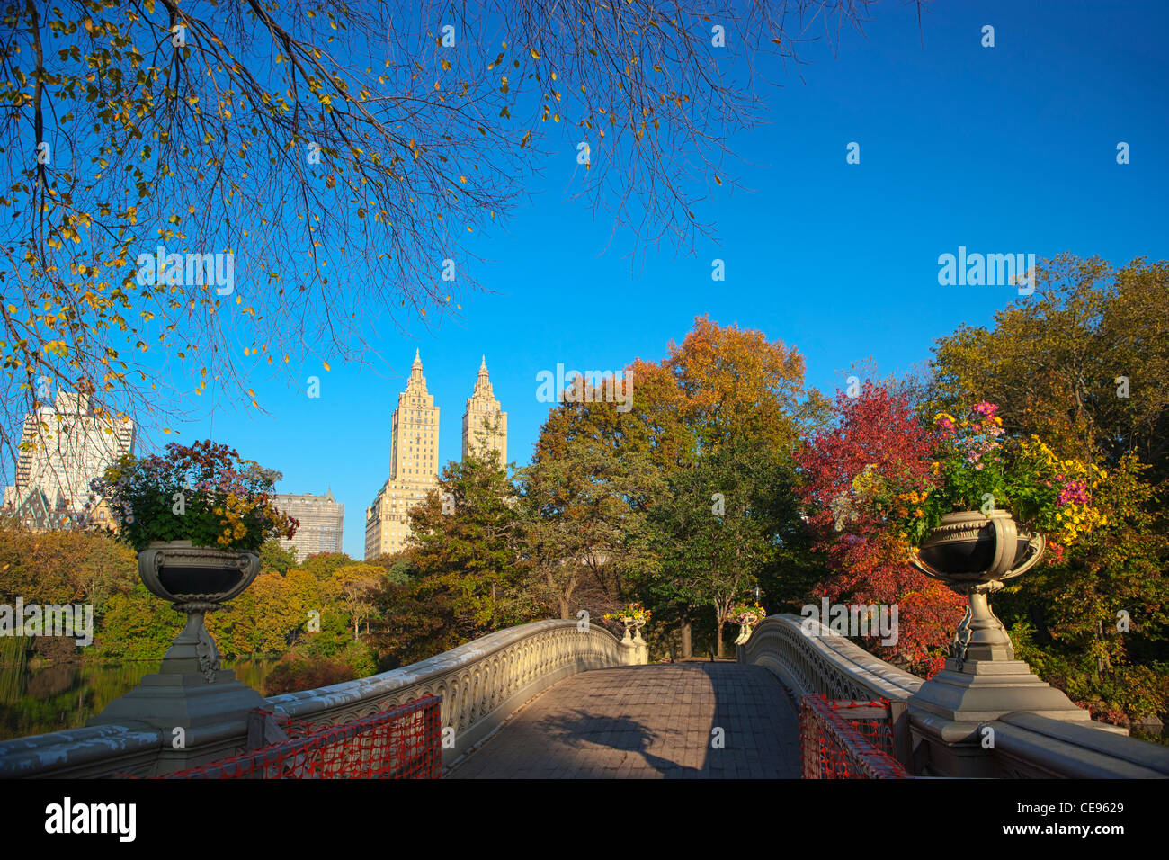 Ponte di prua circondato da colori autunnali, Central Park Foto Stock