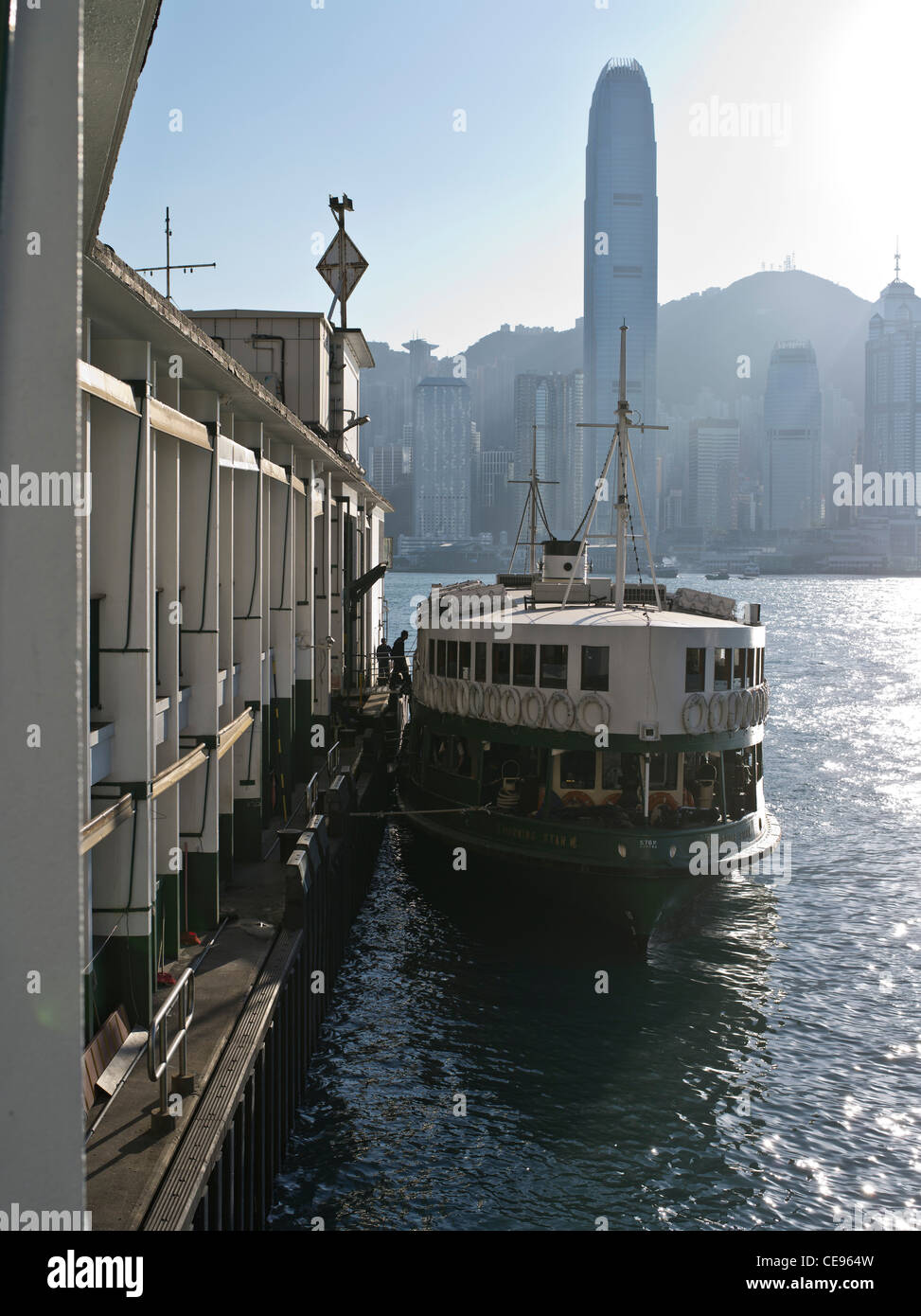 Dh Star Ferry Terminal Tsim Sha Tsui Hong Kong Kowloon Waterfront del molo del porto di trasporto dello skyline di cina Foto Stock