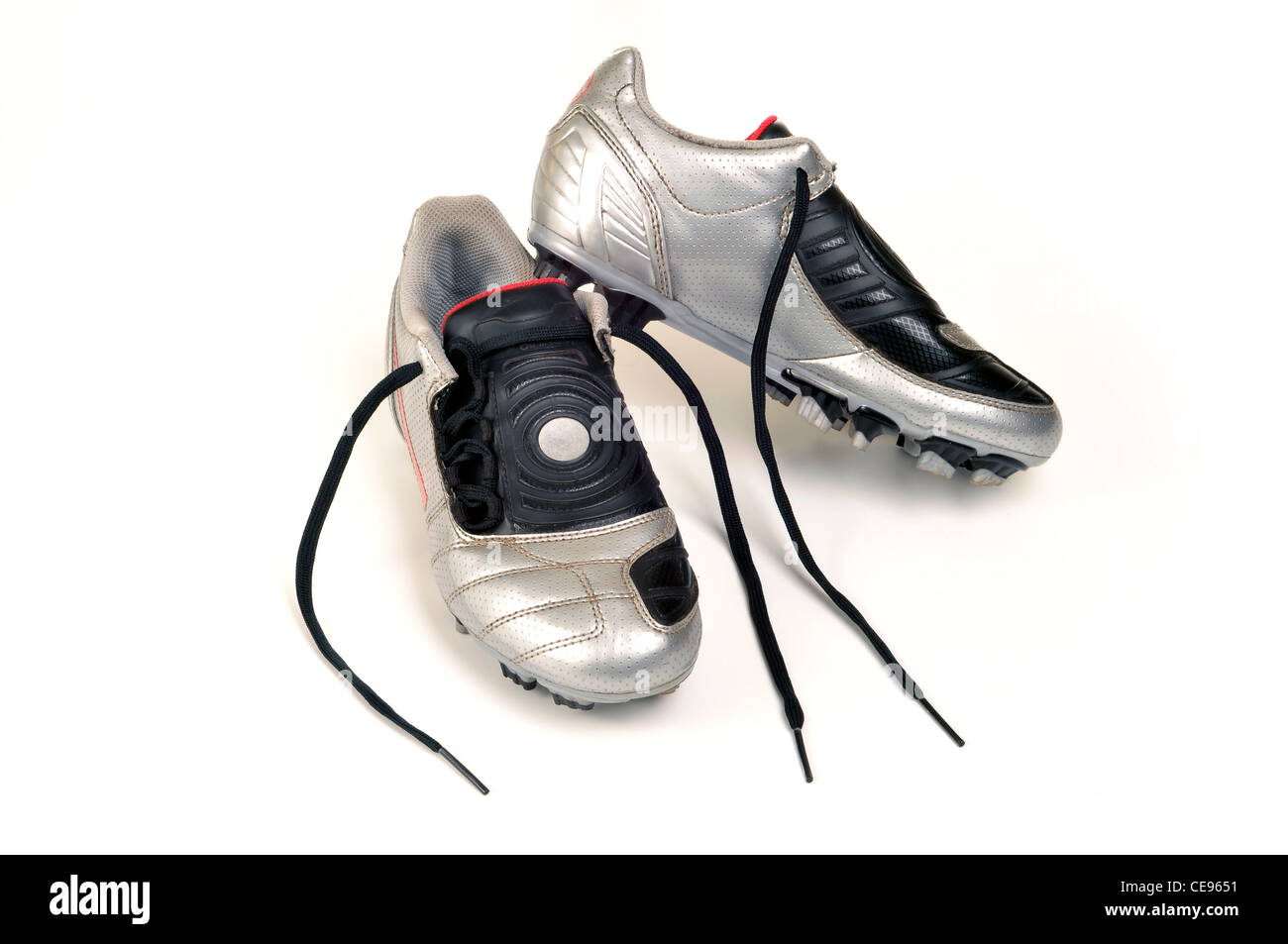 Utilizzate il calcio, scarpe da calcio isolati su sfondo bianco Foto Stock