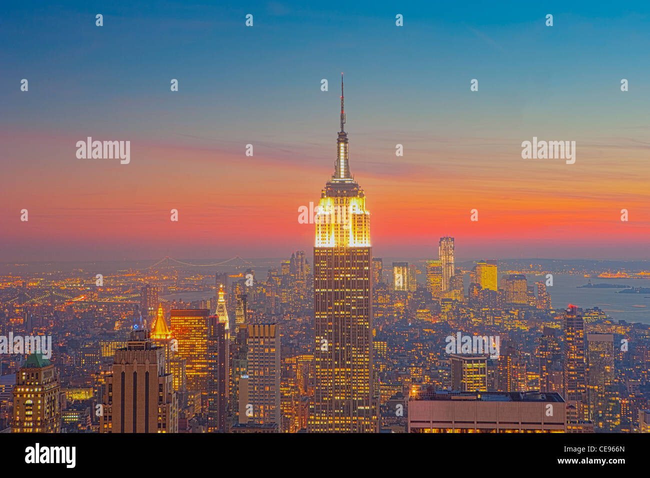 Empire State Building al tramonto dalla cima del Rock Observatory Foto Stock