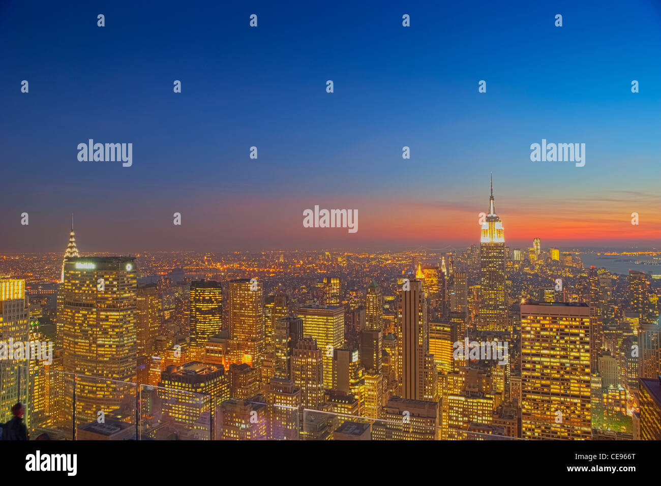 Osservatore al Top del Rock Observatory guardando sullo skyline di New York al tramonto Foto Stock