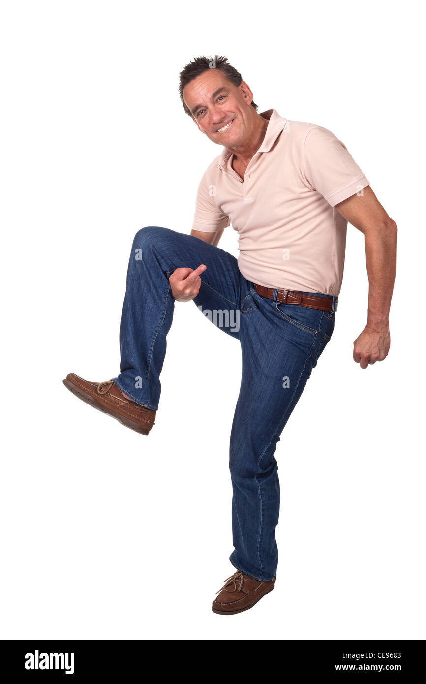 Attraente Grinning Medioevo uomo in posa divertente che mostra il dito medio Foto Stock