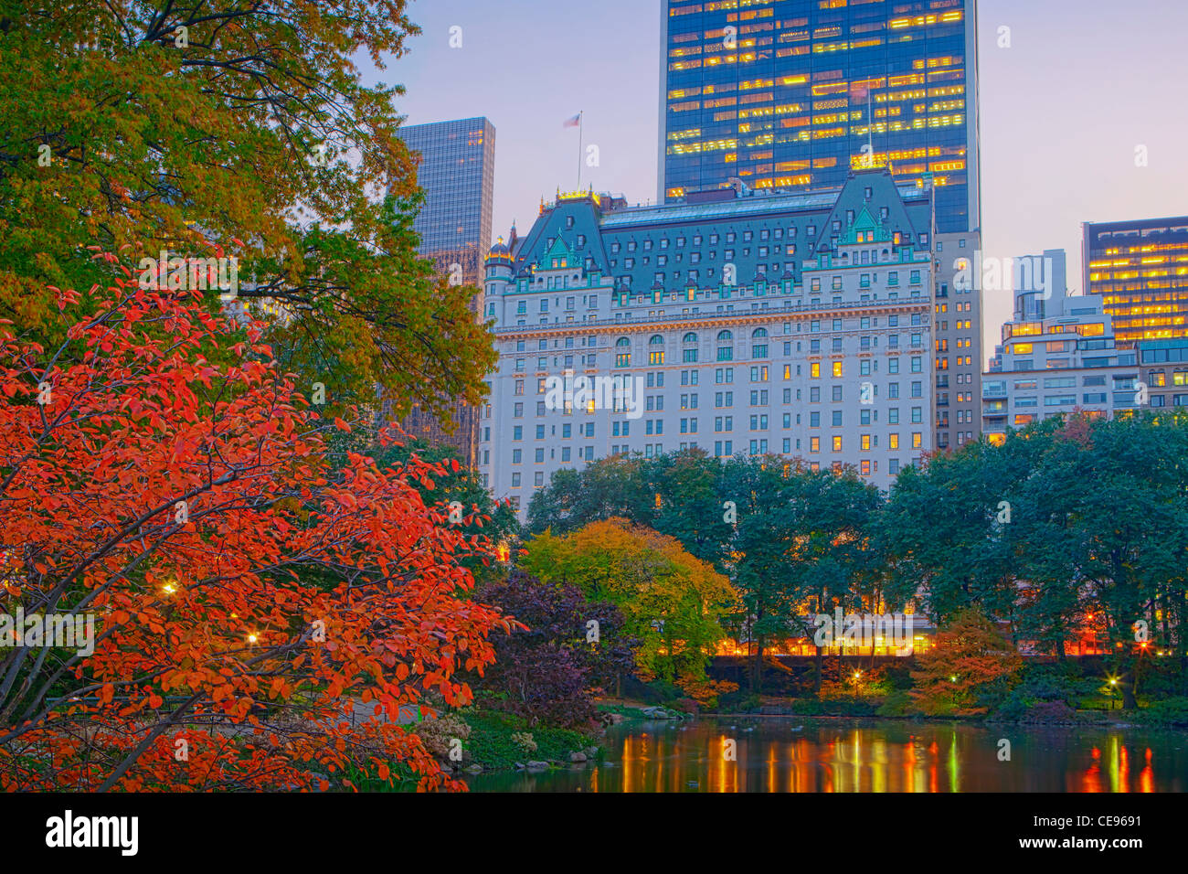 Il Plaza hotel e la riflessione sullo stagno in autunno, Central Park Foto Stock
