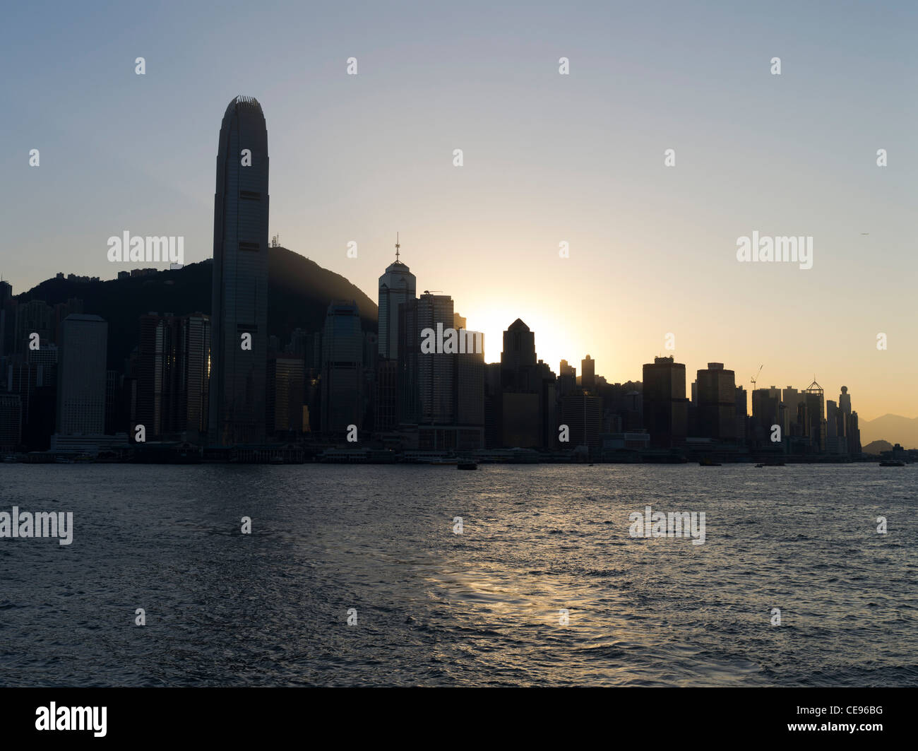 Dh PORTO DI HONG KONG HONG KONG Hong Kong Island tramonto waterfront edifici IFC 2 tower Foto Stock Dh PORTO DI HONG KONG HONG KONG Hong Kong Island tramonto waterfront edifici IFC 2 tower Foto Stock