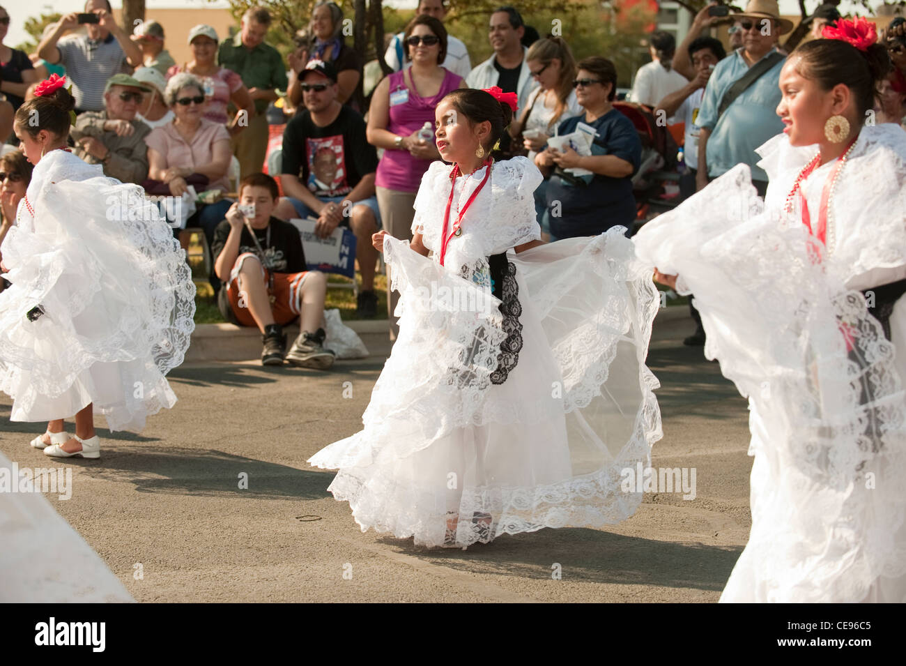 Giovani ragazze ispanica eseguire messicano danza folcloristica indossando abiti tradizionali a partire dallo stato di Veracruz Foto Stock