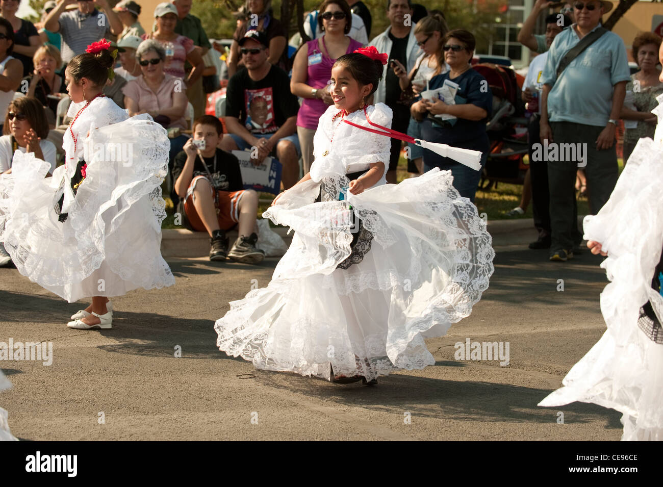 Giovani ragazze ispanica eseguire messicano danza folcloristica indossando abiti tradizionali a partire dallo stato di Veracruz Foto Stock