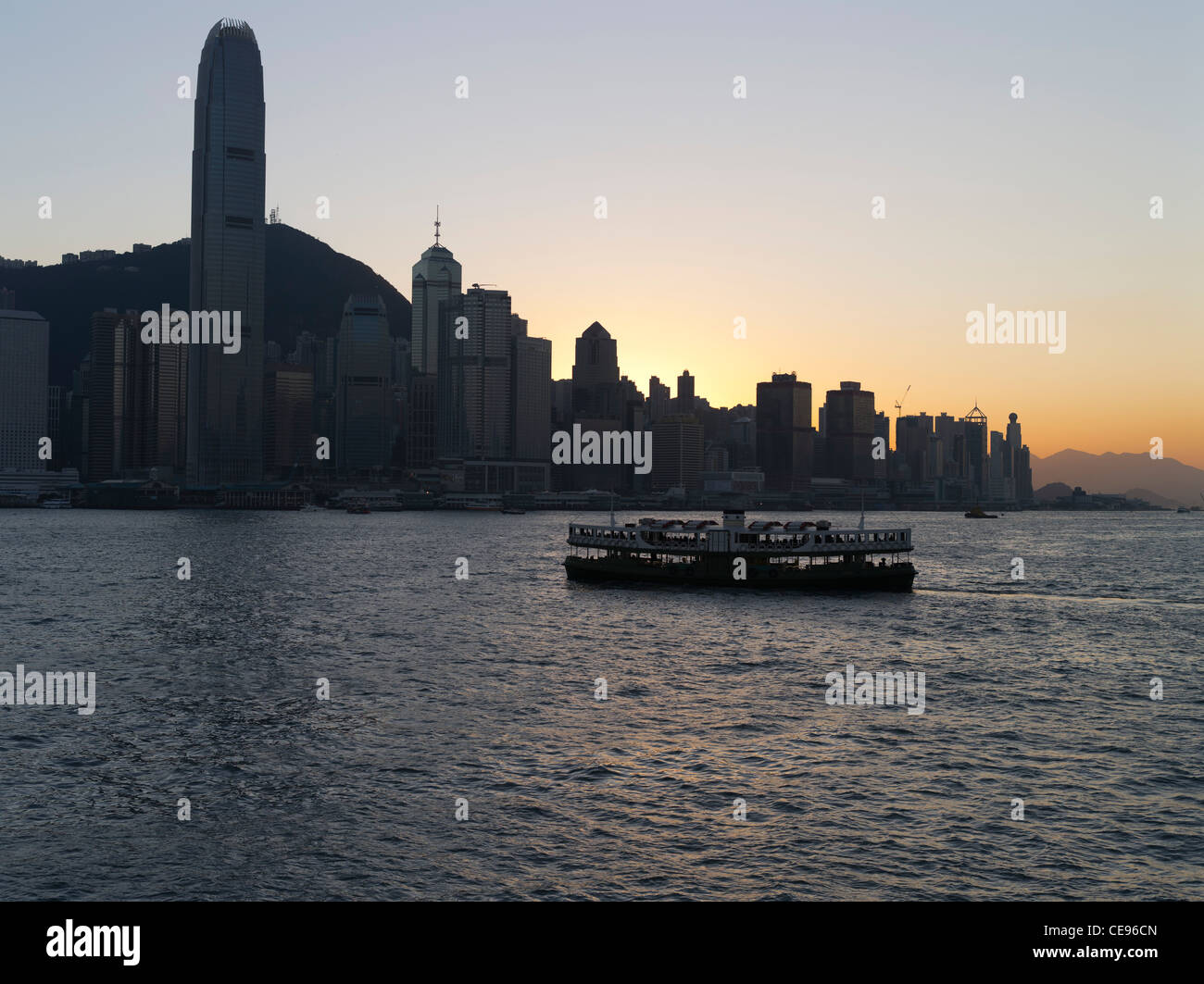 dh Star Ferry VICTORIA HARBOUR HONG KONG HK Island Sunset Waterfront edifici IFC 2 torre crepuscolo tramonto skyline città Foto Stock
