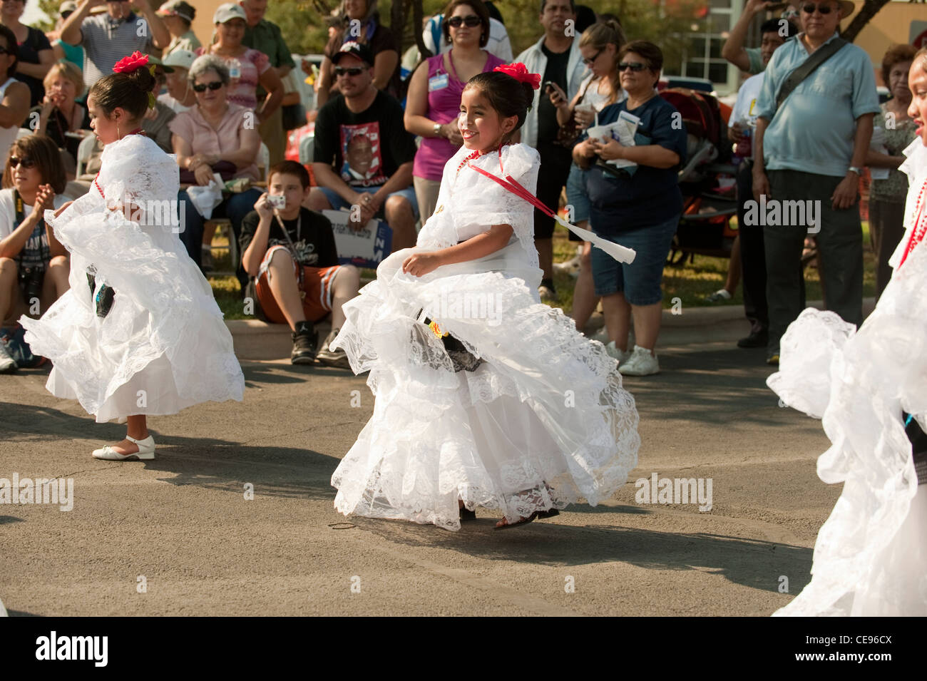 Giovani ragazze ispanica eseguire messicano danza folcloristica indossando abiti tradizionali a partire dallo stato di Veracruz Foto Stock