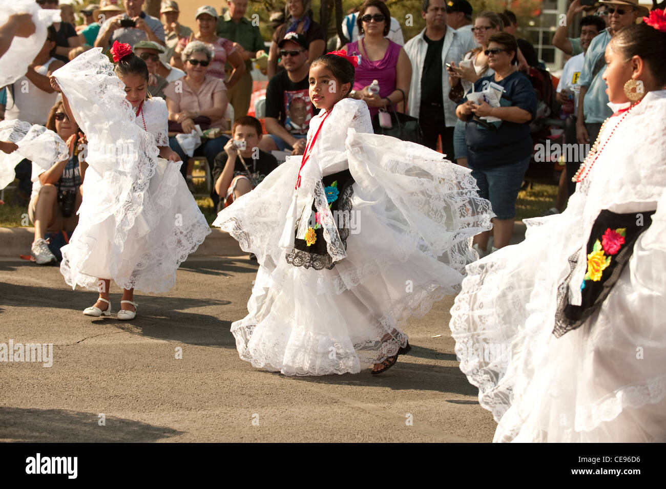 Giovani ragazze ispanica eseguire messicano danza folcloristica indossando abiti tradizionali a partire dallo stato di Veracruz Foto Stock