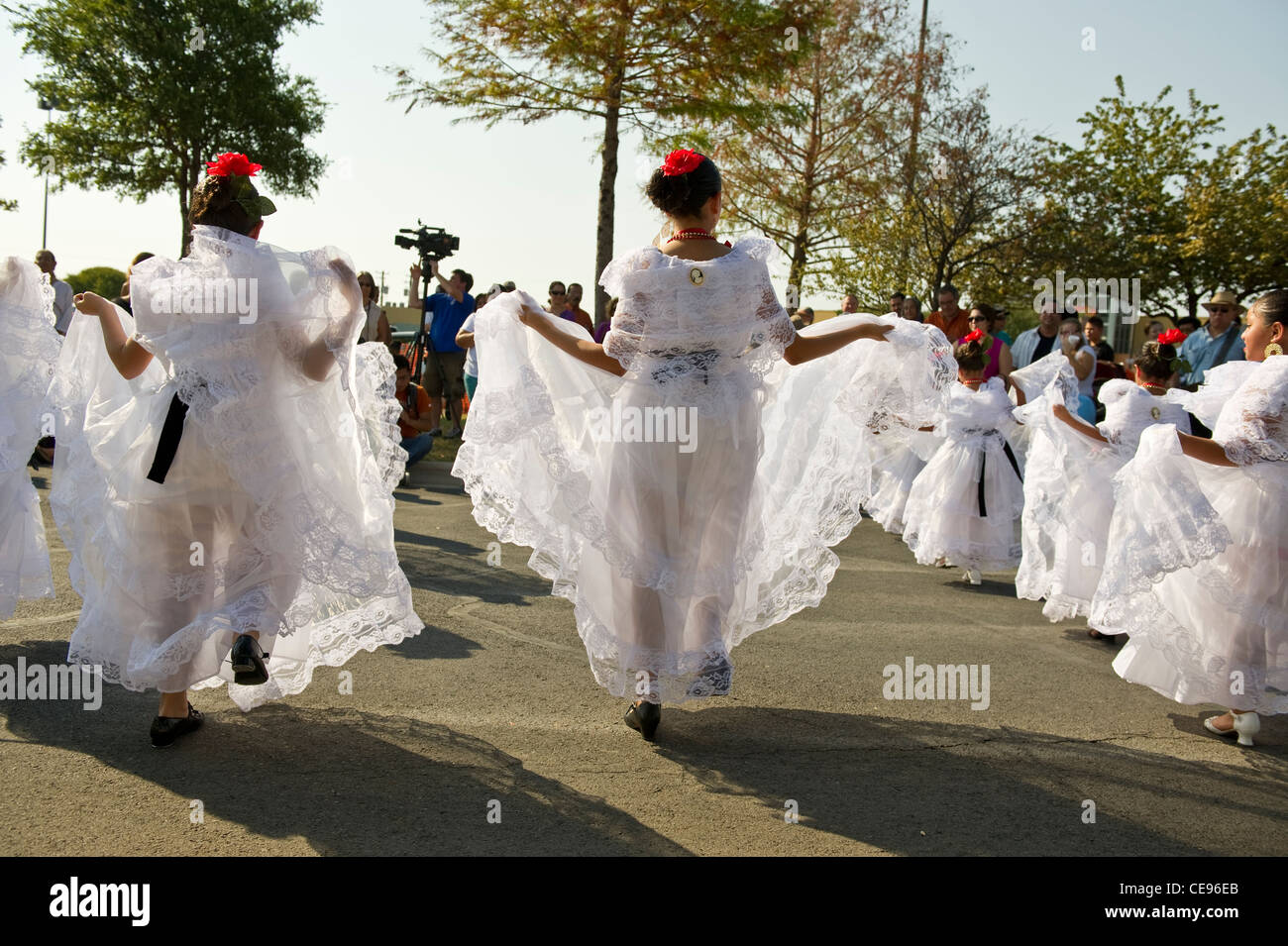 Giovani ragazze ispanica eseguire messicano danza folcloristica indossando abiti tradizionali a partire dallo stato di Veracruz Foto Stock