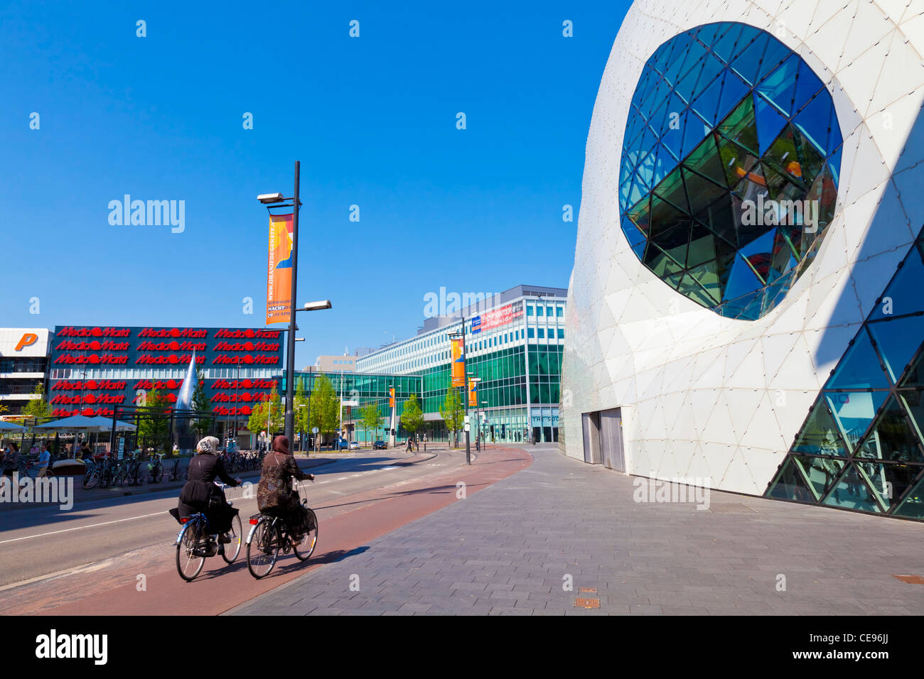 Due donne musulmane su biciclette nel centro di Eindhoven, Paesi Bassi Foto Stock
