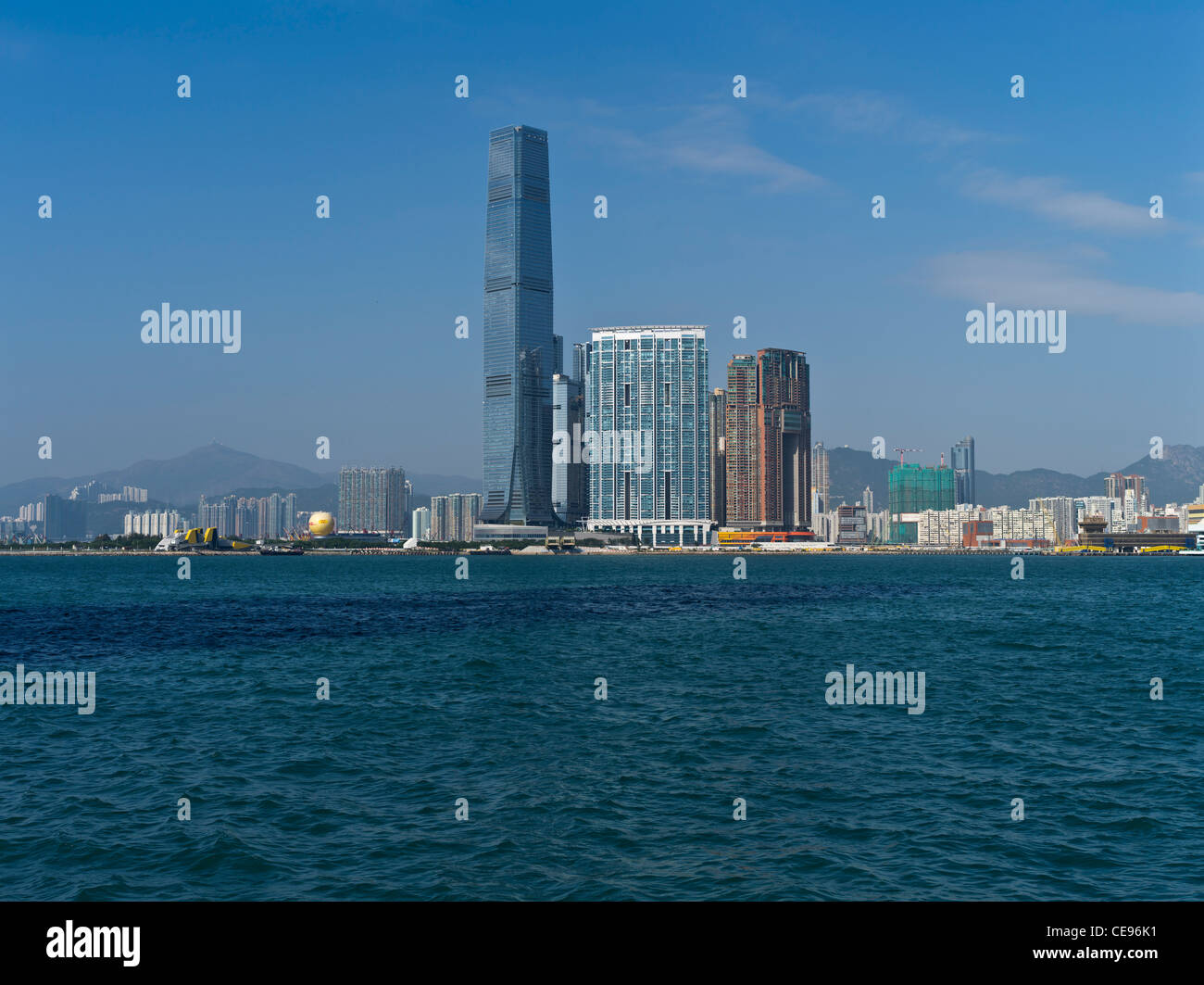 Dh WEST KOWLOON HONG KONG ICC tower harbour waterfront grattacielo skyline edifici cityscape giorno sea Foto Stock