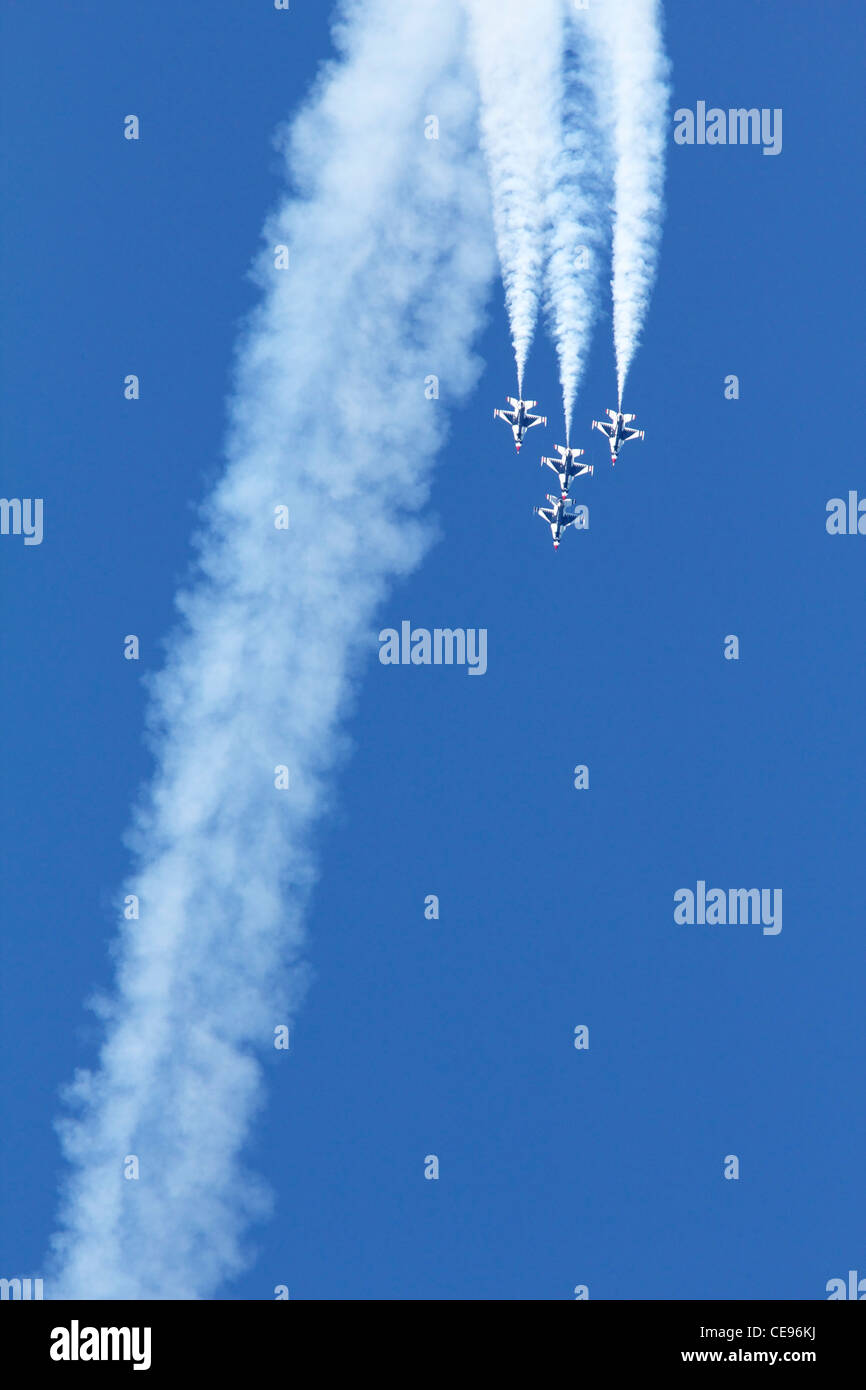 Stati Uniti Air Force Thunderbirds F16 combattendo i falchi di eseguire loop. Foto Stock