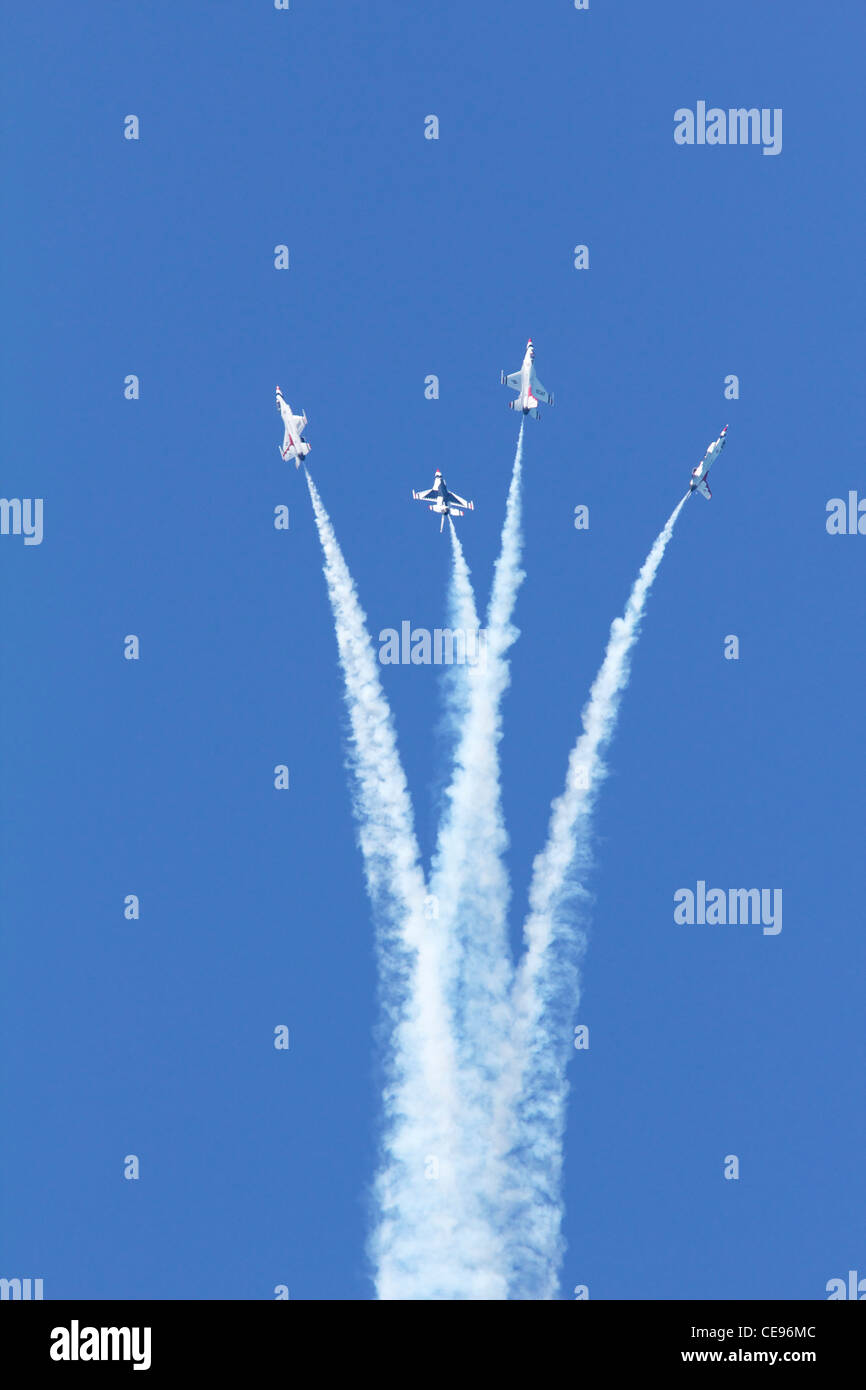 Stati Uniti Air Force Thunderbirds F16 Fighting Falcon. Manovra Starburst. Foto Stock