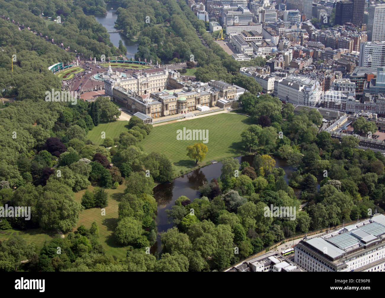 Immagine aerea dei Giardini di Buckingham Palace, il Palazzo che guarda in direzione della Città di Londra. Londra SW1 Foto Stock