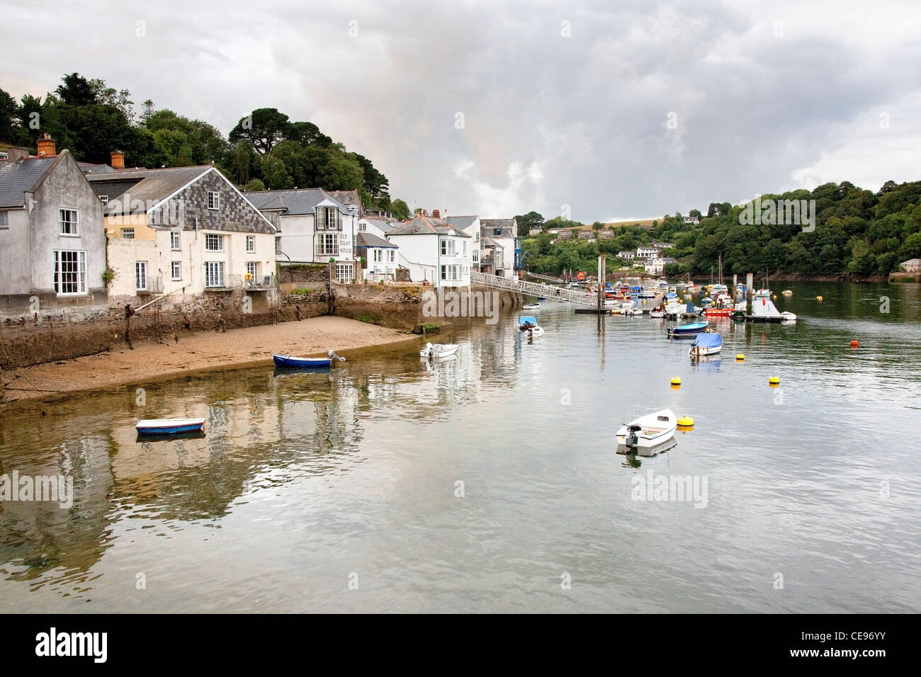 Il fiume Fowey preso dalla città Quay guardando verso Albert Quay con la città di Fowey a sinistra e barche ormeggiate in primo piano Foto Stock