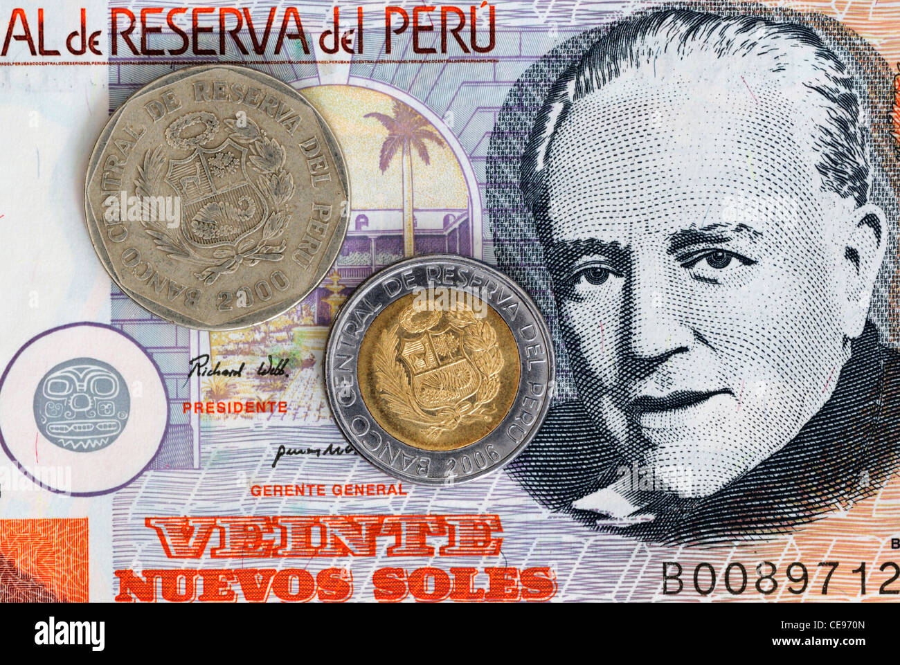 20 peruviana nuevos soles banconota con 2 e 1 Nuevos Sol monete Foto Stock
