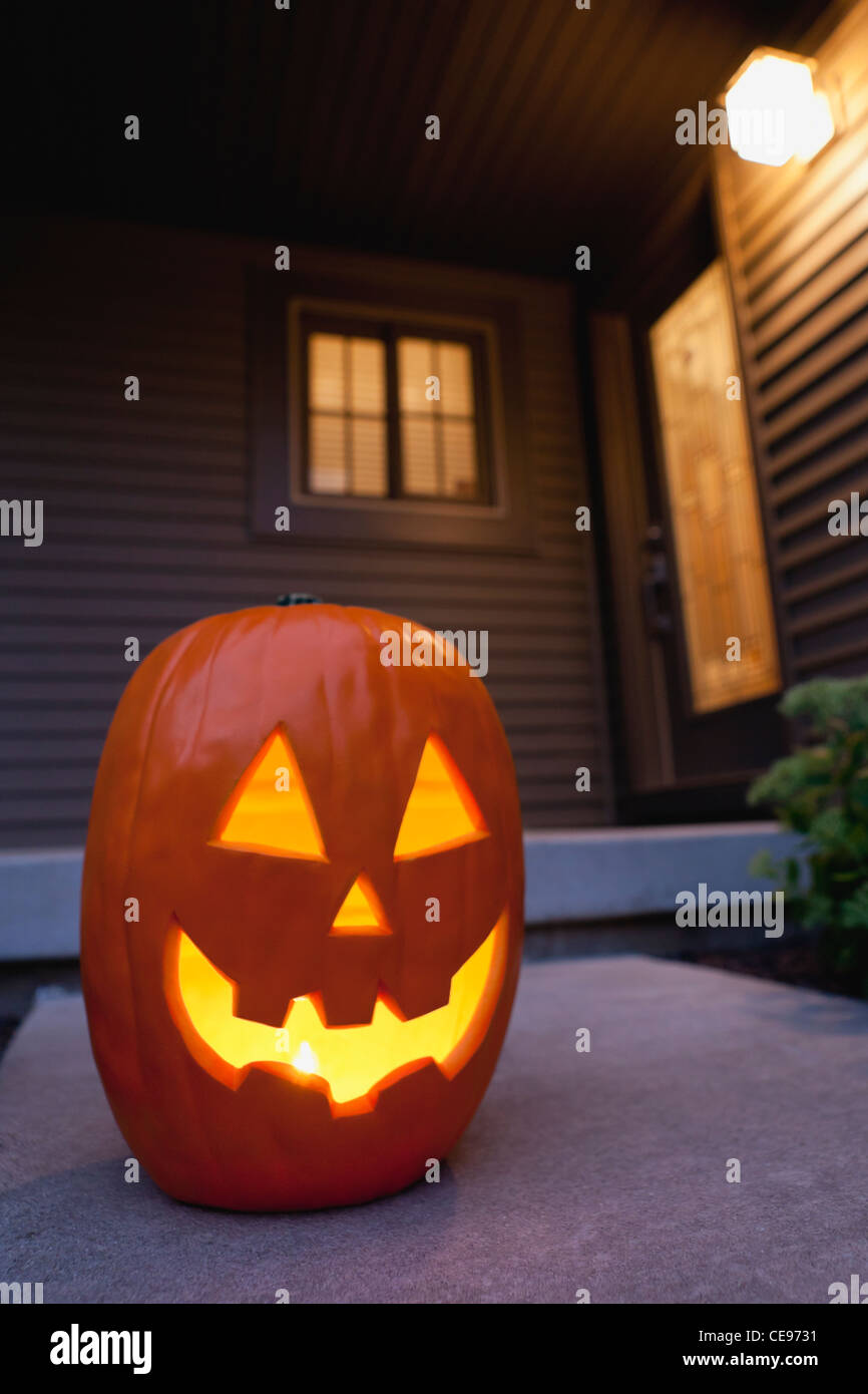 Stati Uniti d'America, Illinois, Metamora, illuminato Jack O' Lantern sul portico Foto Stock