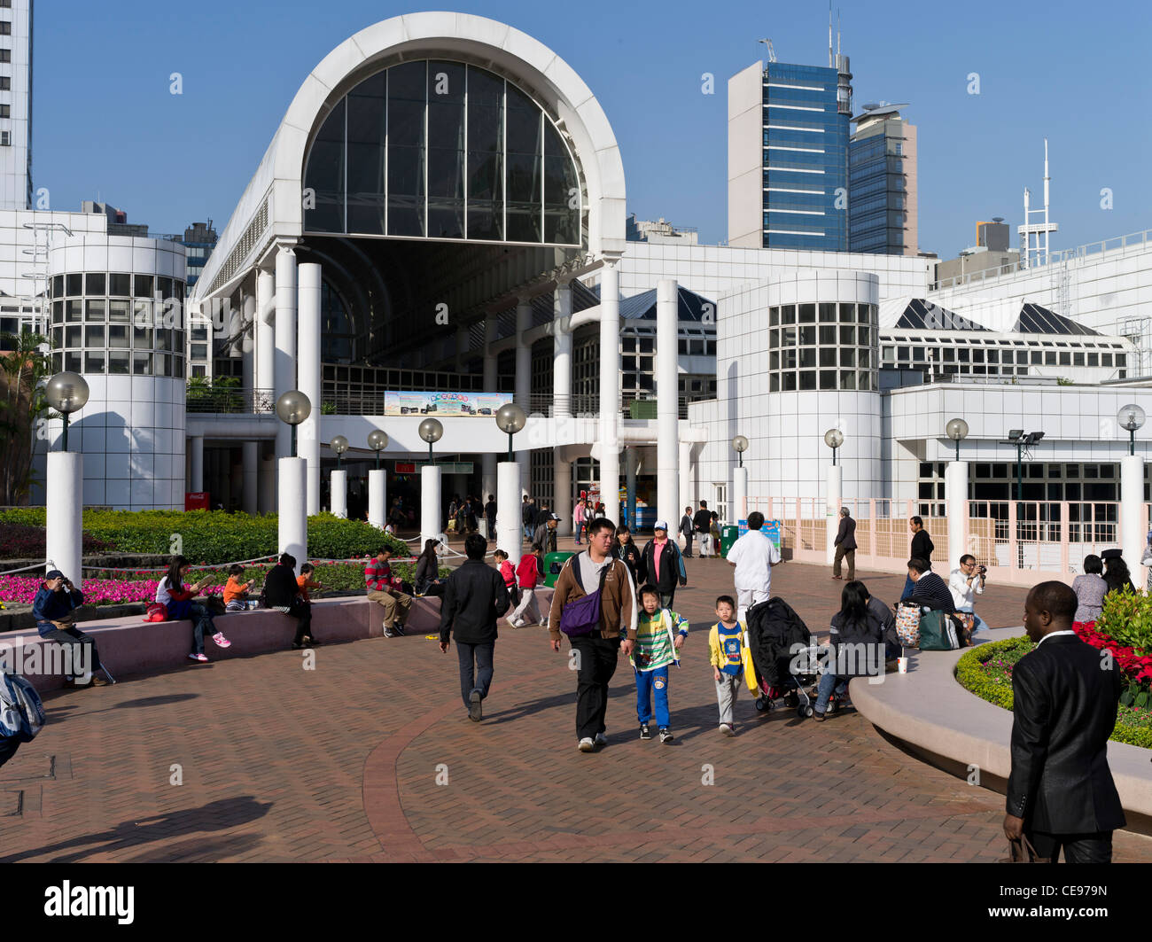 Dh Parco di Kowloon Tsim Sha Tsui Hong Kong famiglia cinese a piedi il parco giardino al centro sportivo di persone nel Parco di Kowloon Foto Stock