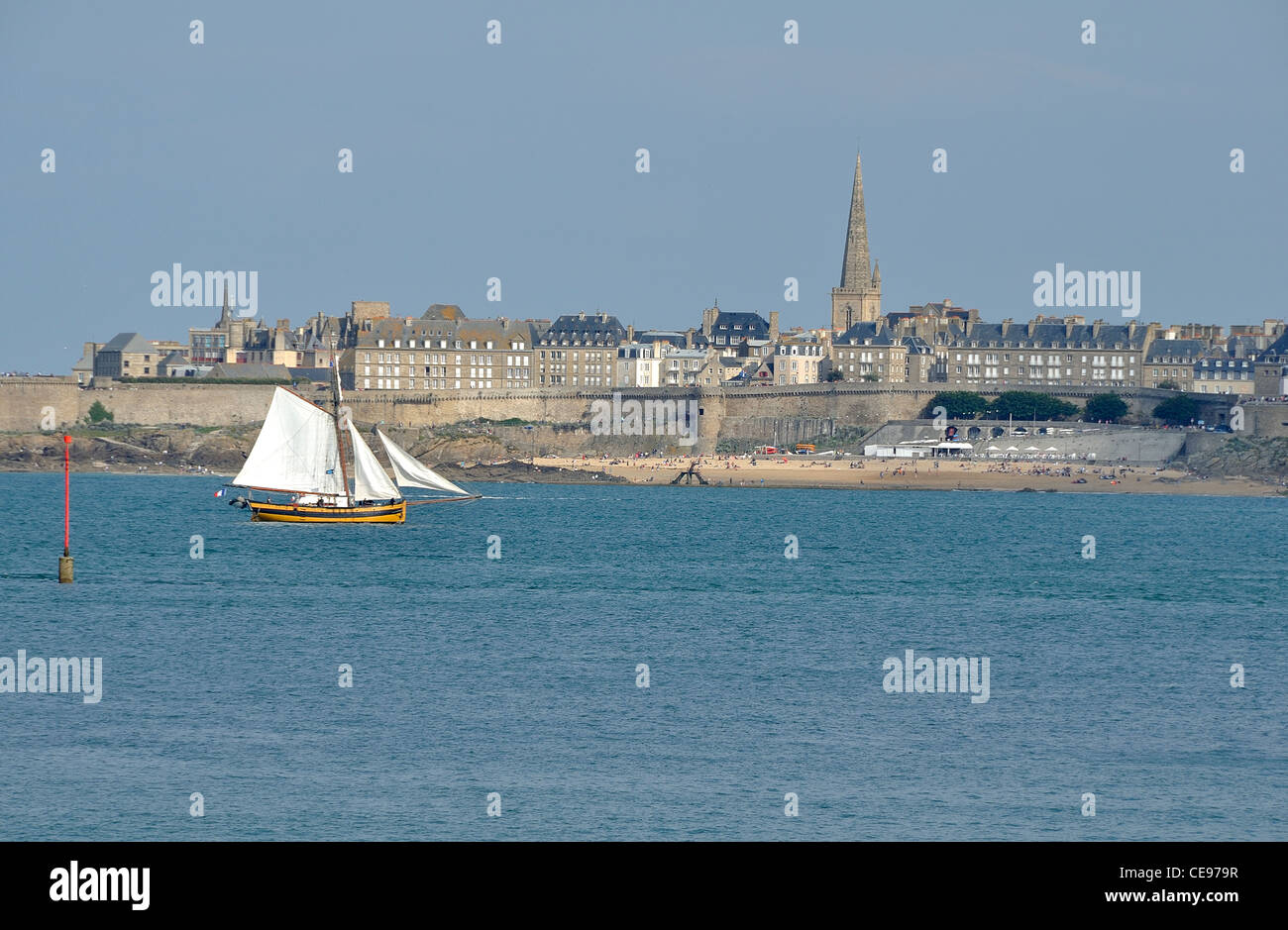 La taglierina corsair 'Le renard' vele per St Malo intra muros (Brittany, Francia). Foto Stock