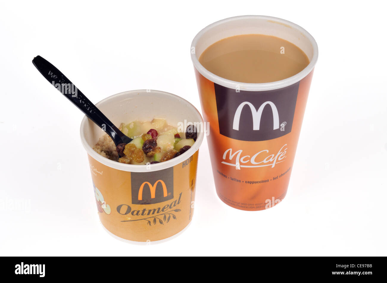 McDonalds colazione a base di frutta e di farina di avena di acero con un cucchiaio e una tazza di McCafe caffè caldo su sfondo bianco. Foto Stock