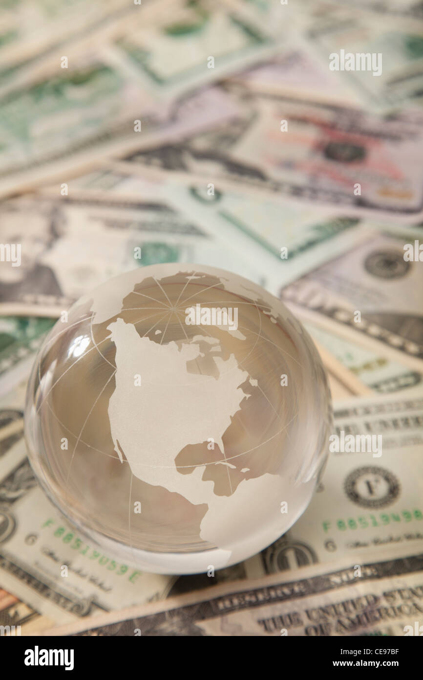 Studio shot di globe sulle banconote Foto Stock