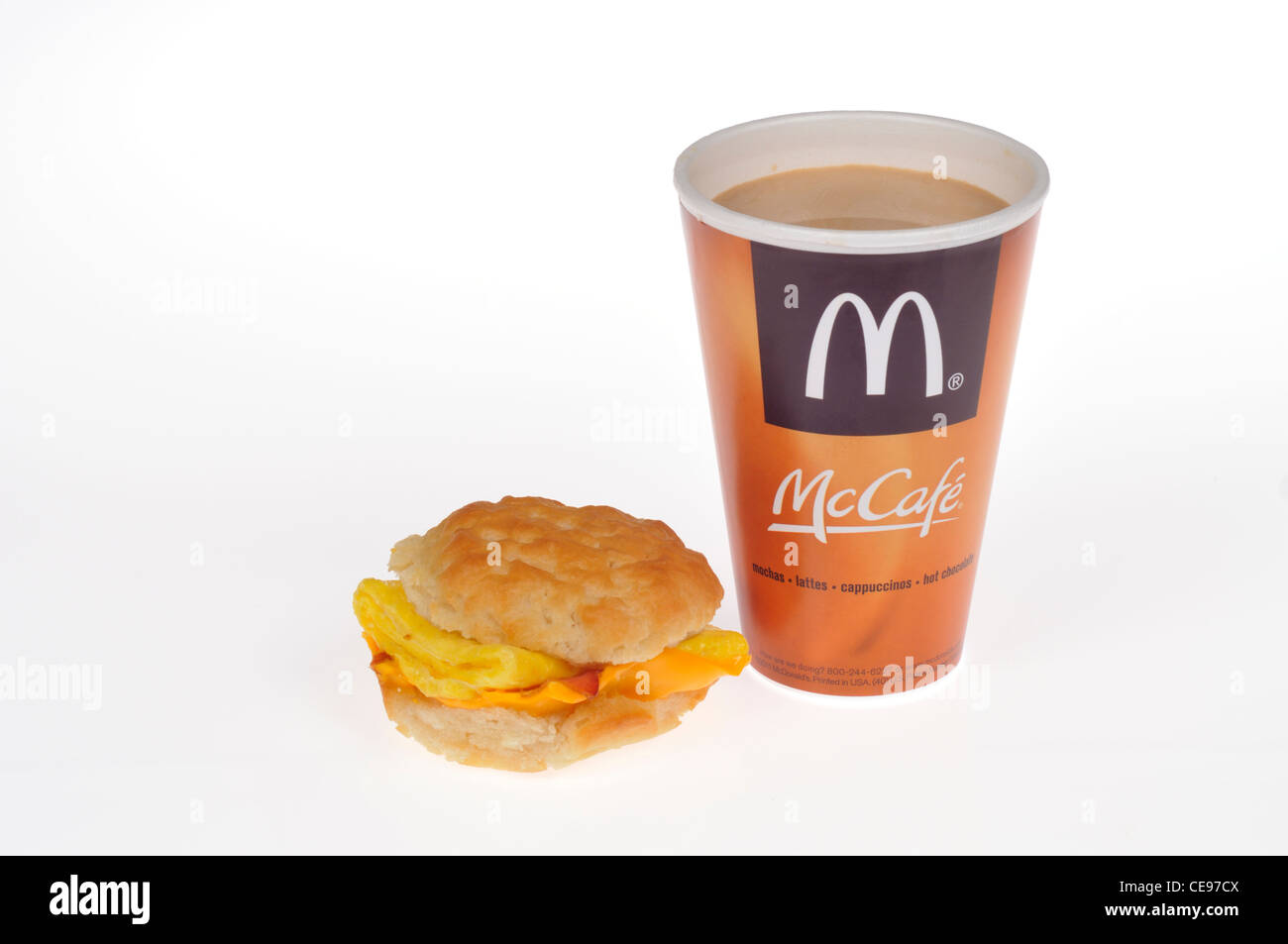 Colazione McDoanlds di pancetta uovo e formaggio e biscotto McCafe caffè caldo su sfondo bianco tagliato fuori. Foto Stock