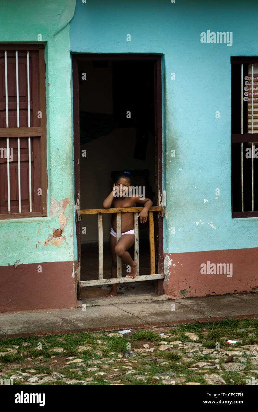 Ragazza cubana è sorridente dall'interno della sua casa di famiglia, ritratto, Trinidad, Cuba Foto Stock