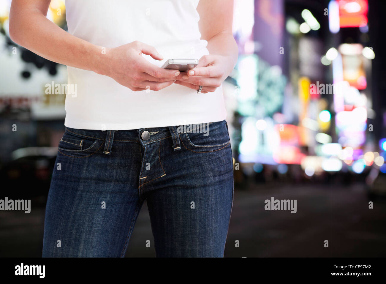 Stati Uniti d'America, Illinois, Metamora, sezione mediana della donna sms in strada di notte Foto Stock